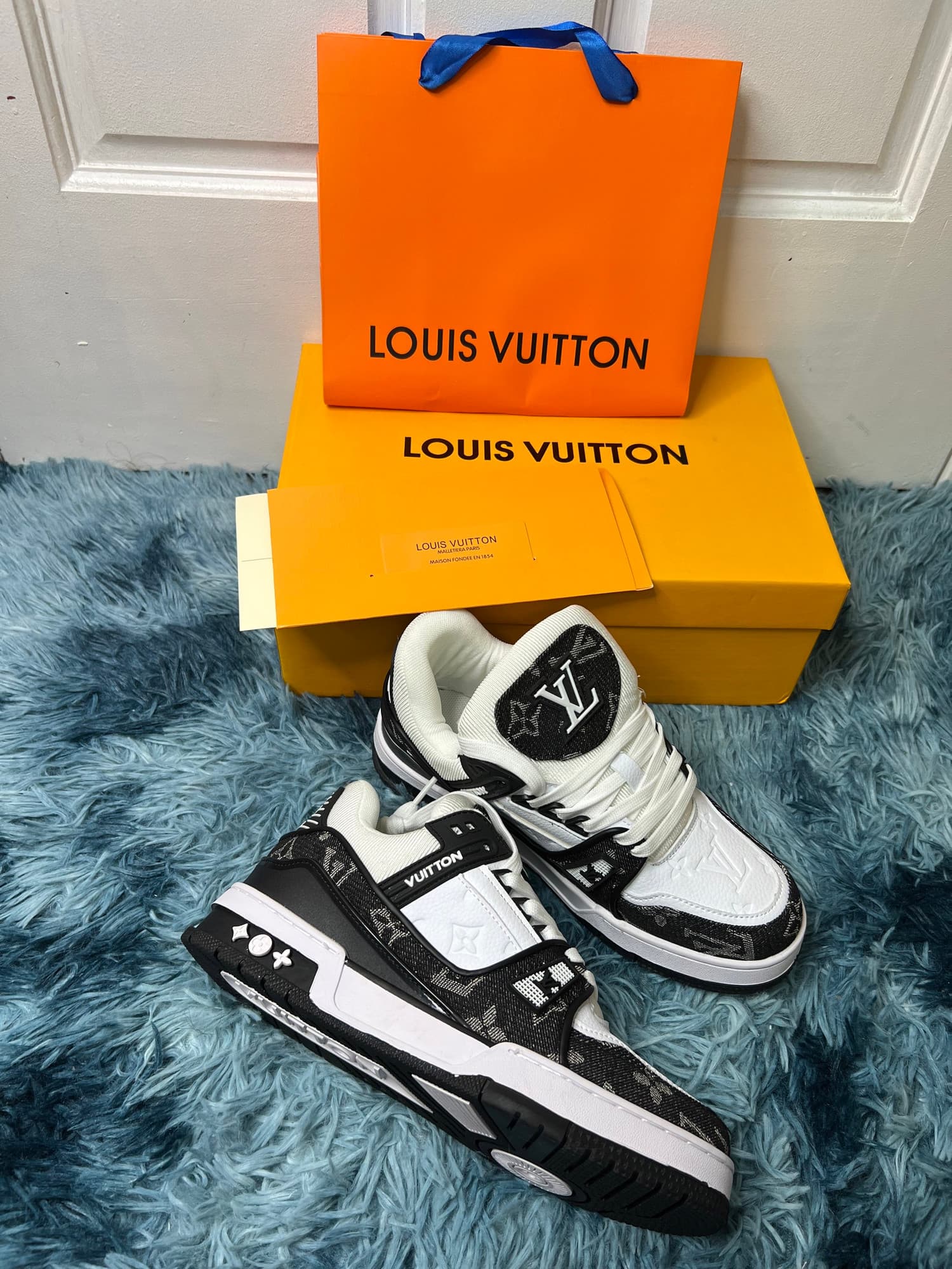 LV SNEAKERS