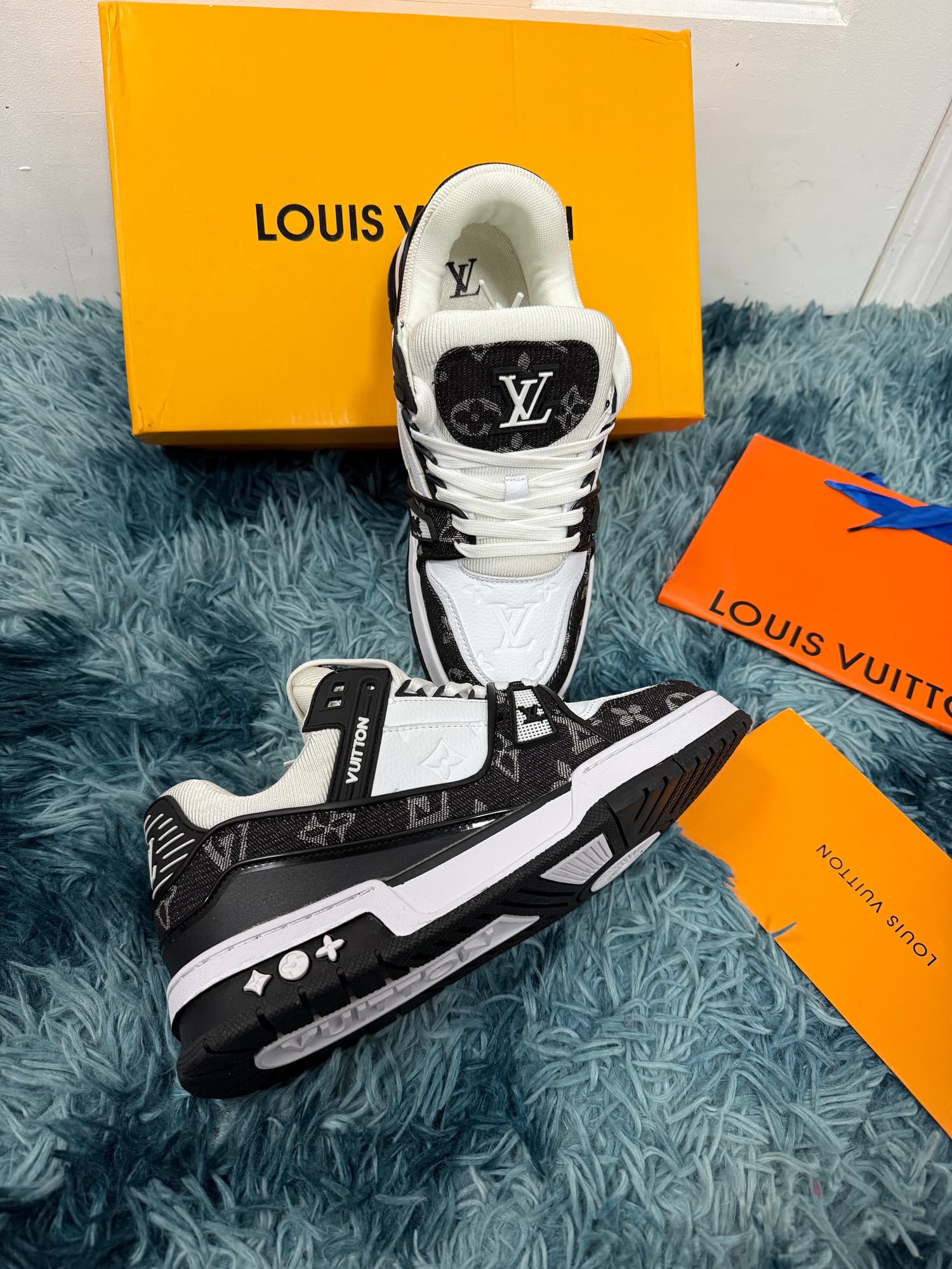 LV SNEAKERS